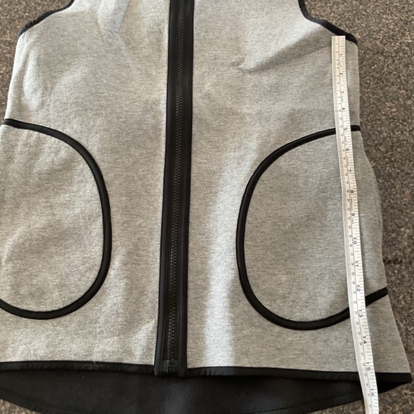 Lululemon Reversible Vest, Size 6 - Picture 7 of 10